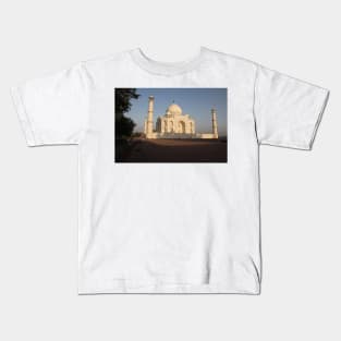 The Taj Mahal as the sun rises. Kids T-Shirt